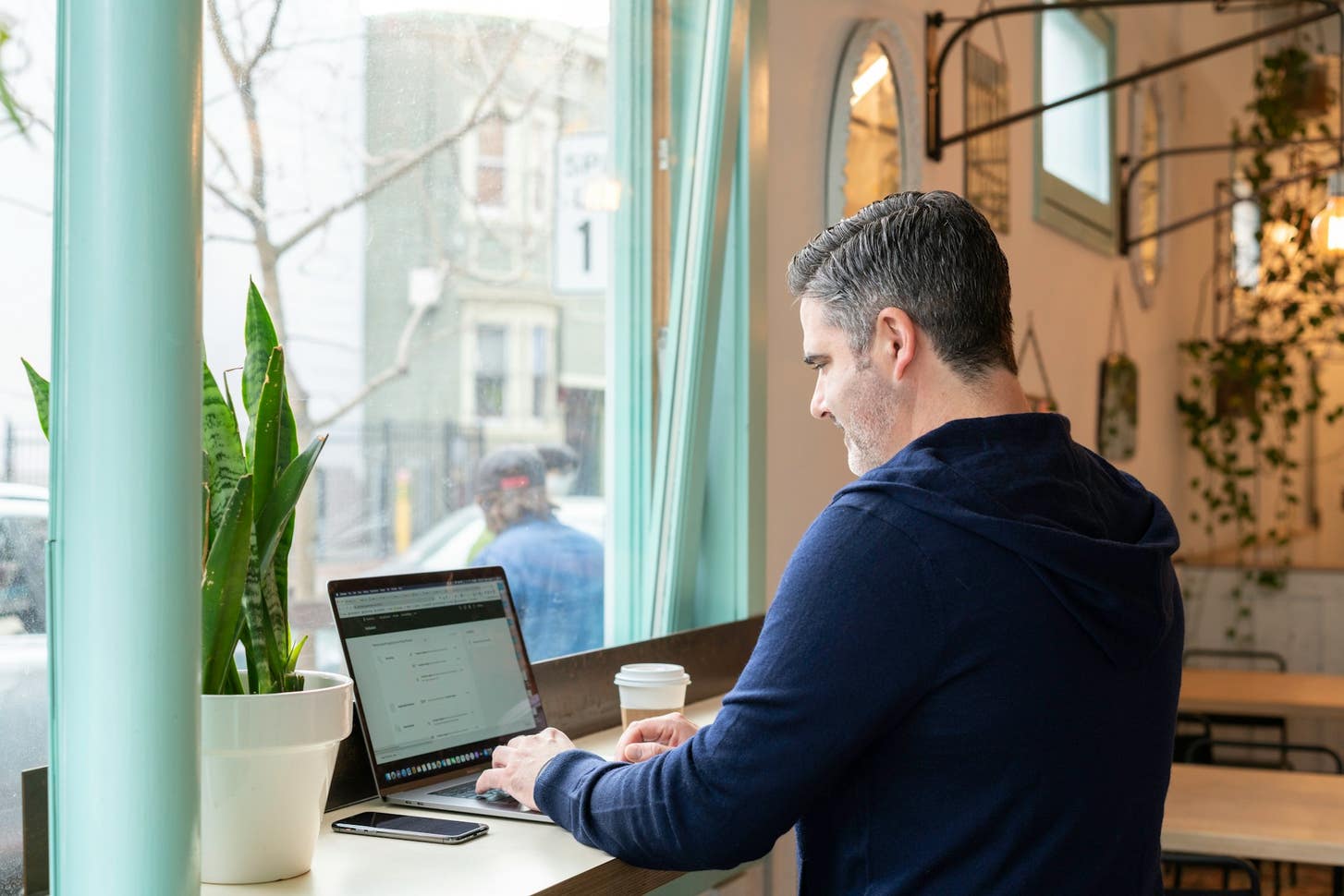 How to Become a Business Finance Manager