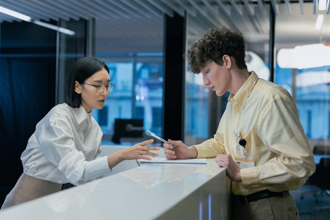 How to Become a Receptionist