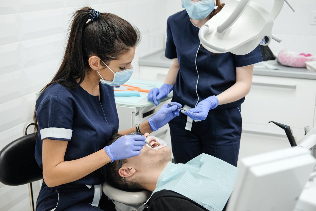 How to Become a Dental Assistant